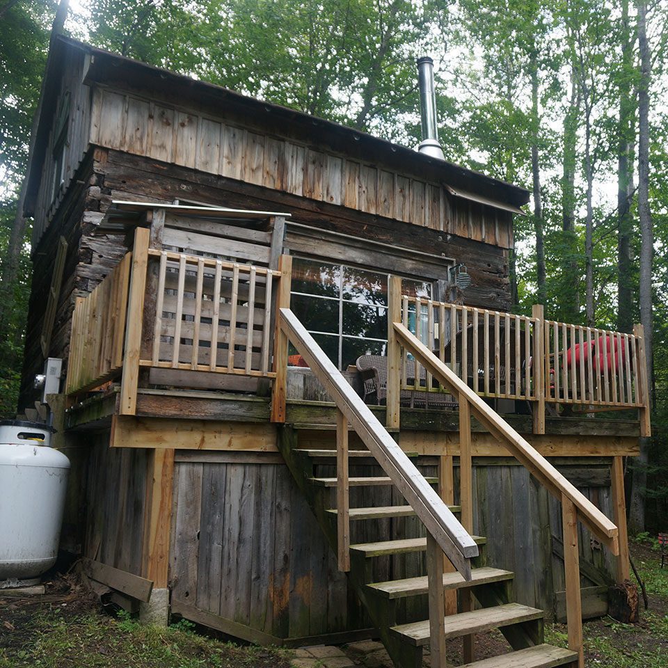 Exterior of 1850s log cabin