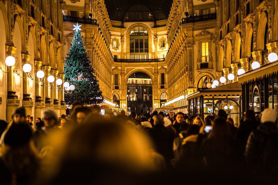 Holiday shopping in Galleria Vittorio Emanuele II, Milano, Italy