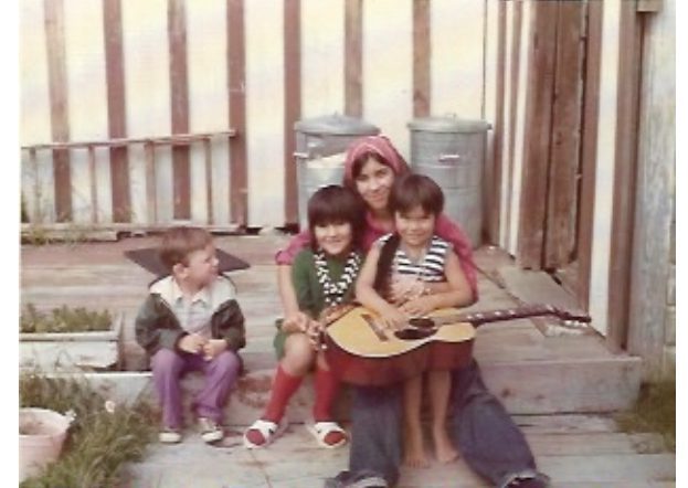 Suzanne with children on the Indigenous Reserve in Cormorant