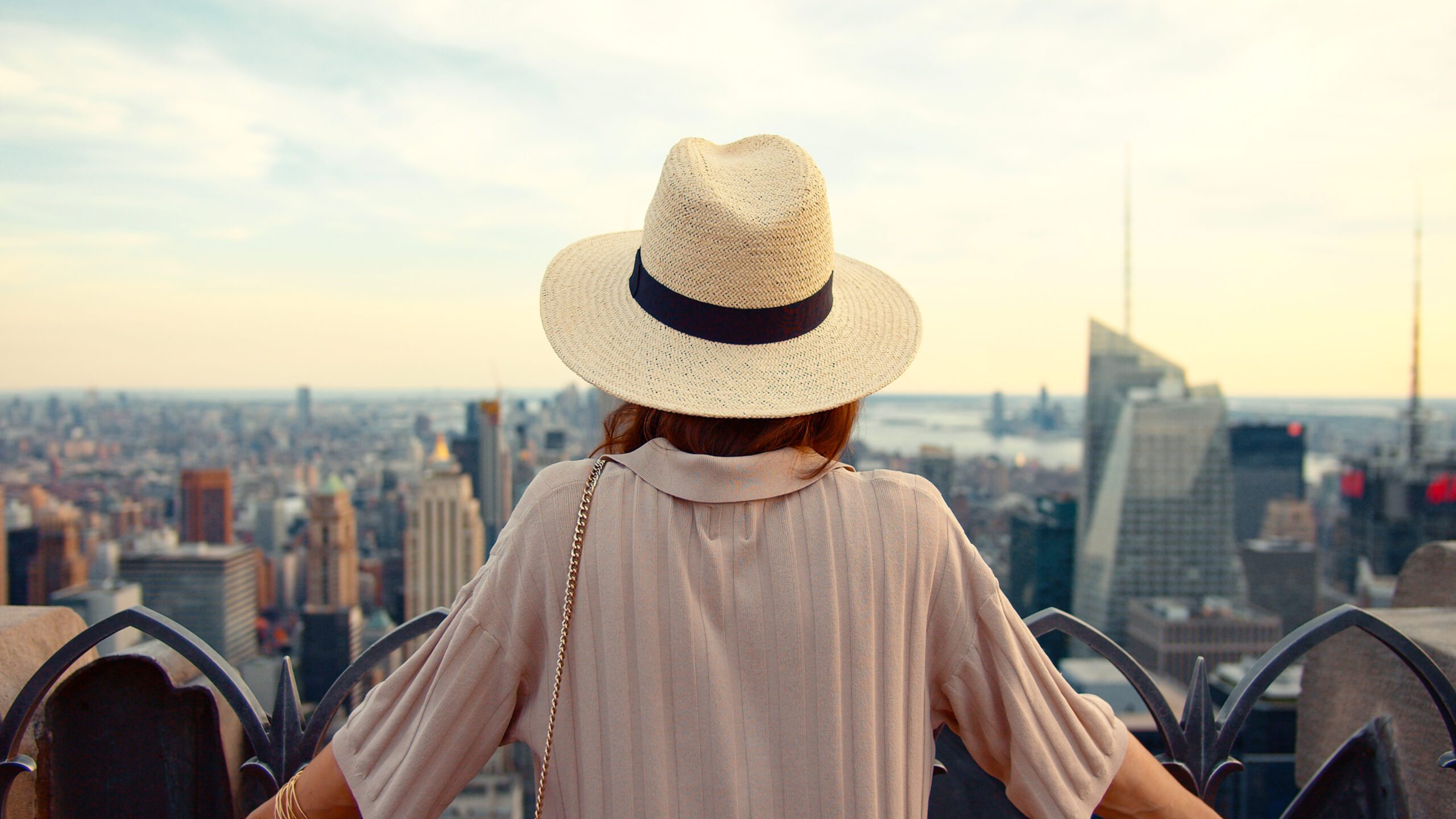 Woman tourist in a hat on the roof in New York City