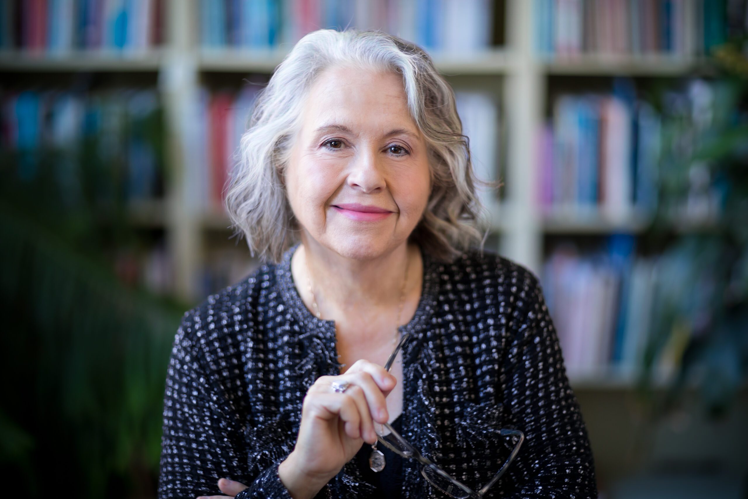 photograph of lesley crewe author of spoon stealer book