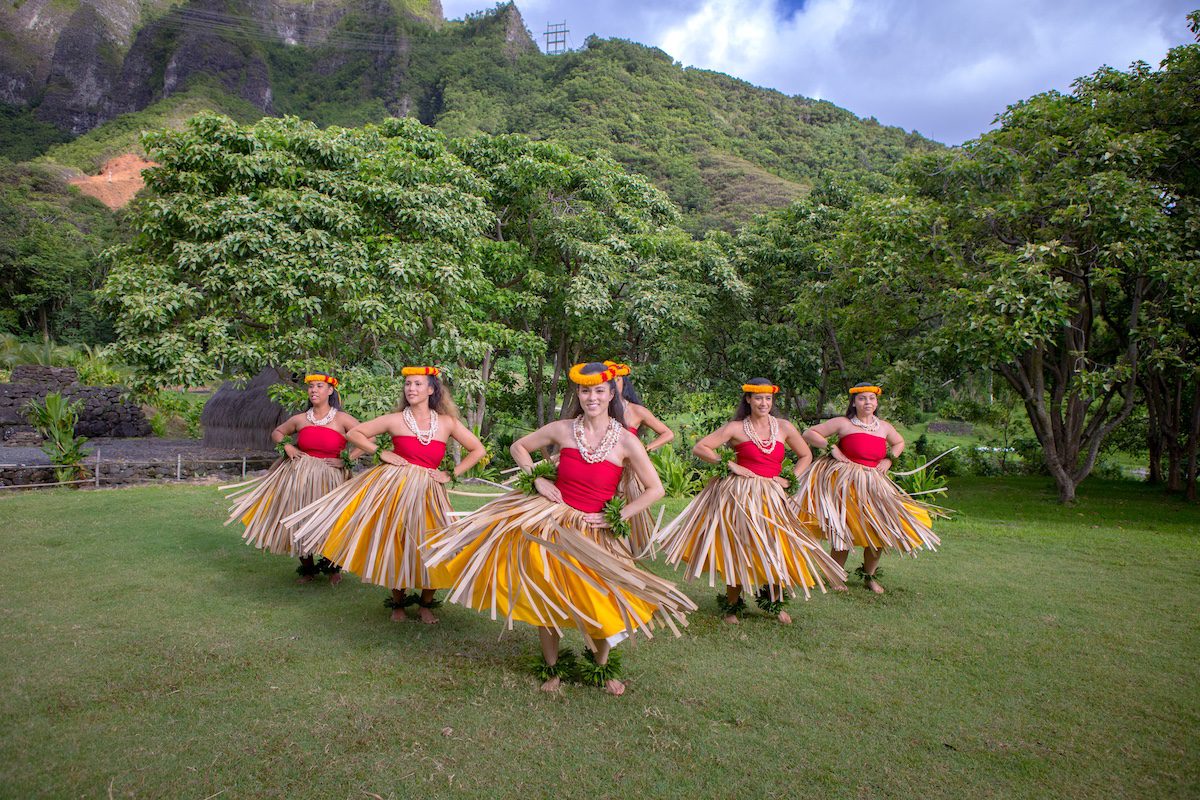 Halau performing hula kahiko