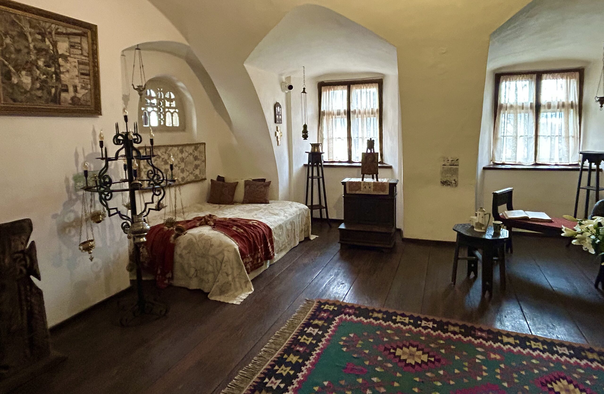 Carolyn woman standing in front of cathedral reims france