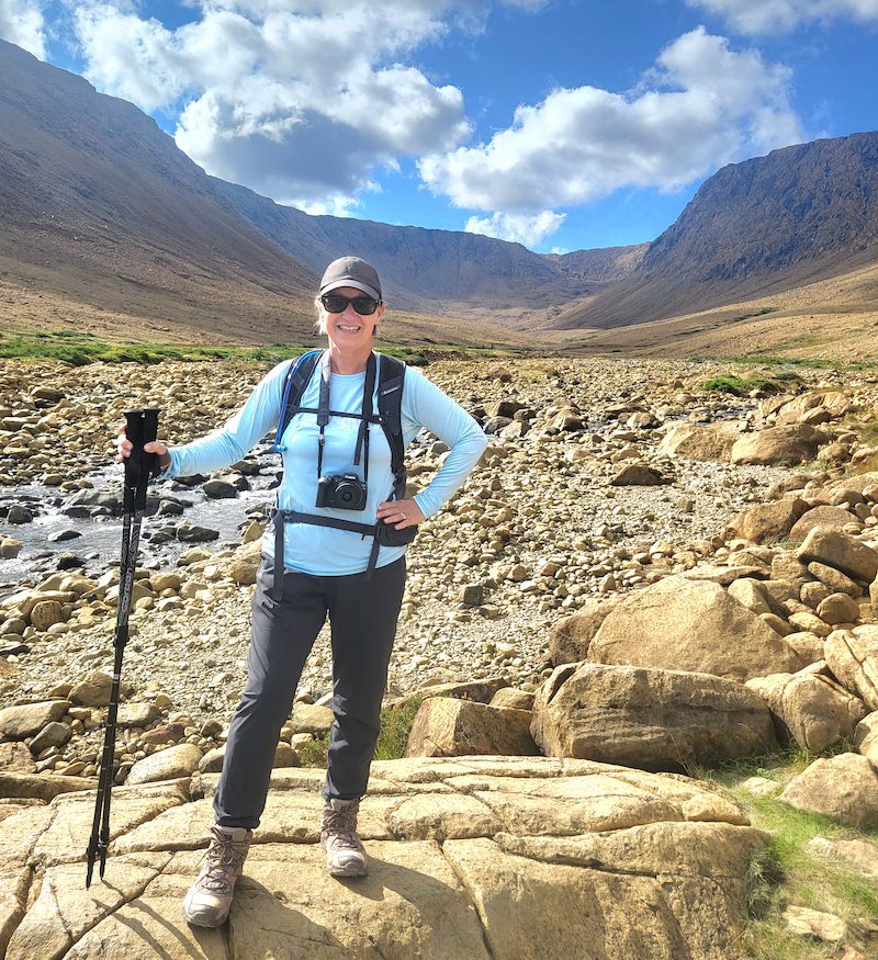 The author pauses at the Tablelands’ boardwalk viewpoint, where mantle rock<br />
creates one of Gros Morne’s most awe-inspiring landscape